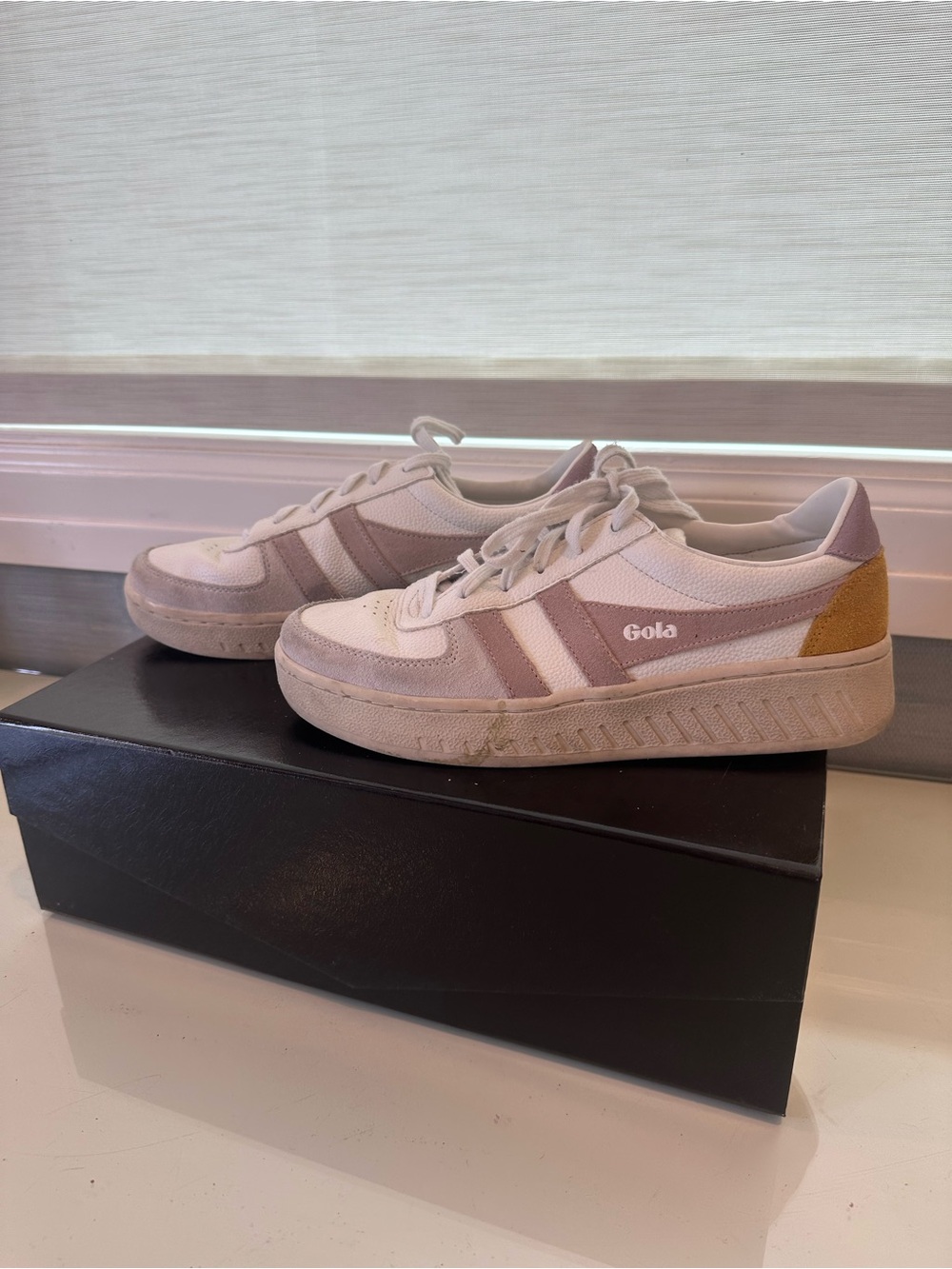 Gola Women's Sneakers with Heel Accent size us8
